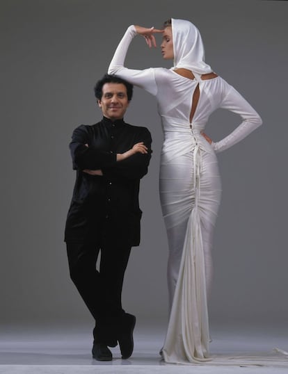 Retrato de Azzedine Alaïa junto a Elle McPherson, realizado por el fotógrafo Guilles Bensimon en 1986.