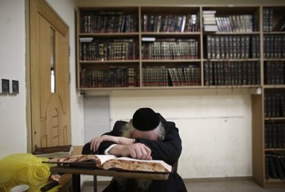 Un judío ultraortodoxo en el interior de la sinagoga después del ataque.