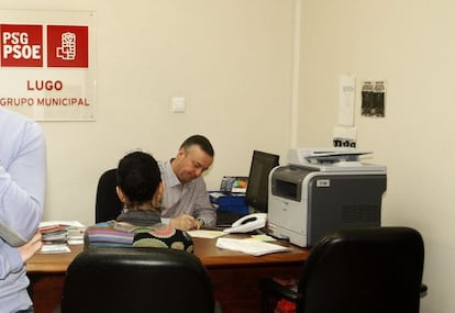 La secretaria judicial y un informático recopilan información
