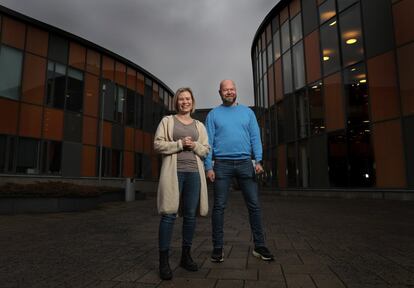 El director y la subdirectora del instituto de Ylöjärvi, Jarkko Tuomennoro y Miia Bergman, posan a la entrada de su centro educativo, al que acuden a diario unos 1.000 adolescentes.