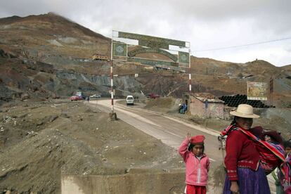 Una mujer palliri junto a sus hijos en uno de los caminos al cerro.