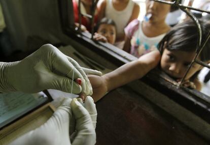 Una niña durante un test diagnóstico de malaria, también llamada 'paludismo', en una clínica en la población de Bong Ti Lang, en la frontera entre Tailandia y Birmania.
