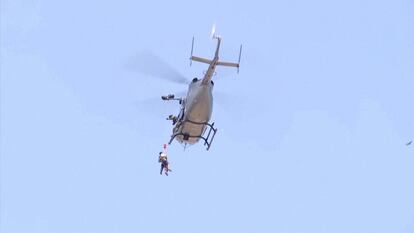 Momento en el que una oficial de policía rescata a un hombre en un incendio en Cercado de Lima, Perú, el 24 de abril 2024.