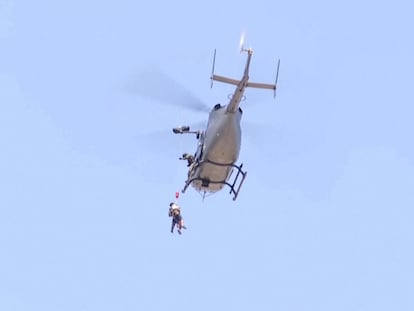 Momento en el que una oficial de policía rescata a un hombre en un incendio en Cercado de Lima, Perú, el 24 de abril 2024.