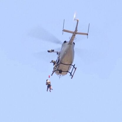 Momento en el que una oficial de policía rescata a un hombre en un incendio en Cercado de Lima, Perú, el 24 de abril 2024.