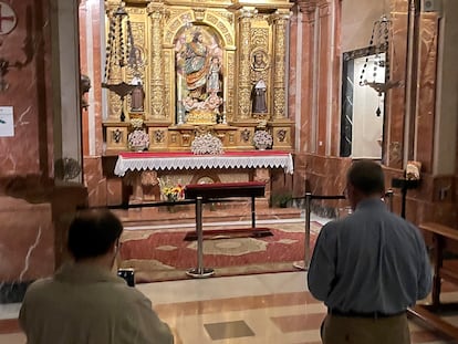 Unos fieles, frente al altar donde hasta la madrugada de este jueves estaban sepultados los restos de Queipo de Llano y su esposa, Genoveva Martí. La zona ha sido cubierta con una alfombra.