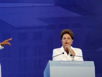 Dilma Rousseff se esquiva de acusa&ccedil;&otilde;es, entre elas a recess&atilde;o durante seu Governo, no debate de presidenci&aacute;veis em 16 de setembro.