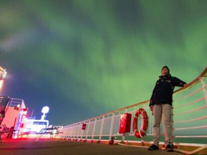 Aurora boreal en cubierta del crucero de Hurtigruten.