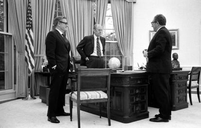 O presidente dos Estados Unidos, Gerald Ford (ao centro), seu secretário de Estado, Henry Kissinger (à dir.) e o vice-presidente Nelson Rockefeller discutem a desocupação de Saigon, no Salão Oval da Casa Branca.