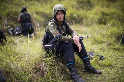 Juliana, una combatiente rebelde de 20 años del frente 36 de las fuerzas armadas revolucionarias de Colombia, FARC, descansa después de una caminata en los Andes del noroeste de Colombia.