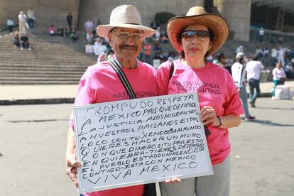 Oscar Saldívar Carapia, 90 años, y su hija Dolores Saldívar, 55 años. "No saben cómo quiere a su país", explica ella.  