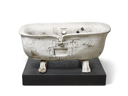 'Banyera', escultura de 1988 de Antoni Tàpies.