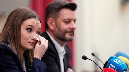 La fallera mayor de València, Consuelo Llobell, junto al concejal de Cultura Festiva, Carlos Galiana, durante la rueda de prensa ofrecida para dirigirse al colectivo fallero tras el aplazamiento de las fiestas por la crisis del coronavirus. EFE/Kai Försterling