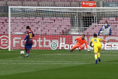 Messi, en el momento de marcar de penalti al Cádiz.