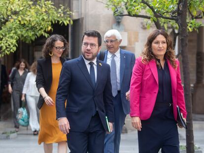 El presidente de la Generalitat, Pere Aragonès, junto a la consellera de Presidencia, Laura Vilagrà, a su llegada a la reunión semanal que el Govern celebró este martes, la víspera de que se conozca la decisión del Tribunal General de la Unión Europea sobre la inmunidad parlamentaria del expresident Carles Puigdemont.