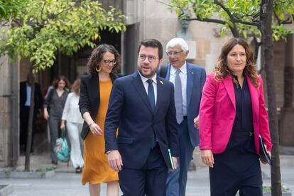 El presidente de la Generalitat, Pere Aragonès, junto a la consellera de Presidencia, Laura Vilagrà, a su llegada a la reunión semanal que el Govern celebró este martes, la víspera de que se conozca la decisión del Tribunal General de la Unión Europea sobre la inmunidad parlamentaria del expresident Carles Puigdemont.