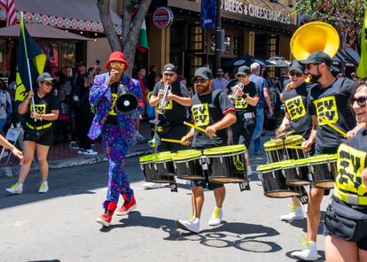 El actor estadounidense, Orlando Jones, participa en un desfile por las calles de San Diego con motivo de la celebración del Comic-Con 2019.