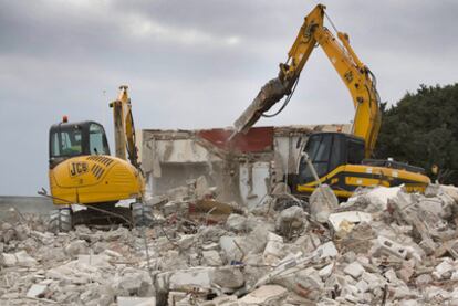 Dos máquinas excavadoras, ayer en pleno trabajo de derribo del restaurante Costablanca, en la playa de San Juan de Alicante.