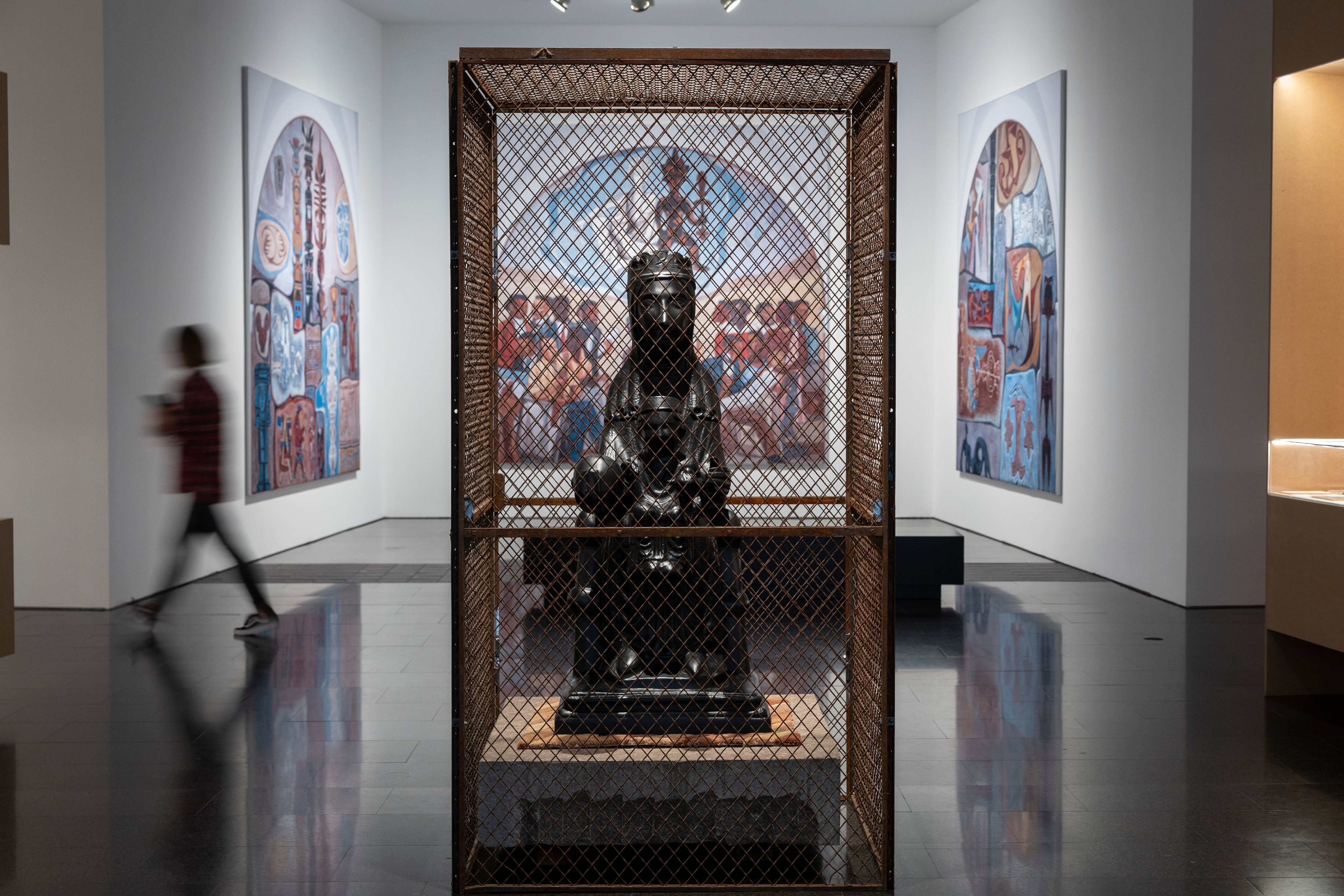 Imagen de 'Alls my life I has to fight', de Theaster Gates, en la que una virgen negra, igual que La Moreneta, está encerrada en un altar. 