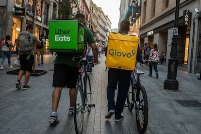 Riders de Glovo y Uber por las calles de Madrid en septiembre de 2019.