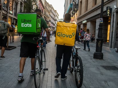 Riders de Glovo y Uber por las calles de Madrid en septiembre de 2019.