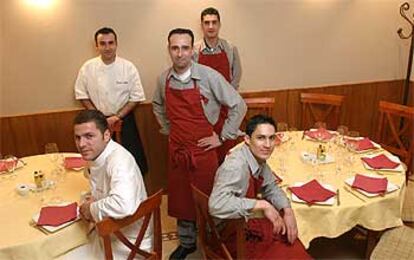 El equipo de la Taberna Laredo (con mandil negro, el <i>chef, </i>David Laredo).