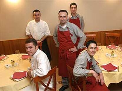 El equipo de la Taberna Laredo (con mandil negro, el <i>chef, </i>David Laredo).