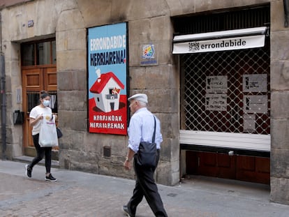 Varias personas caminan ante la 'herriko taberna' de Bilbao, ya limpia de las pintadas contra Sortu.