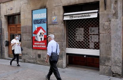Varias personas caminan ante la 'herriko taberna' de Bilbao, ya limpia de las pintadas contra Sortu.