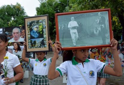 Estudiantes de Aracataca sostienen imágenes del escritor colombiano y premio Nobel de literatura Gabriel García Márquez.