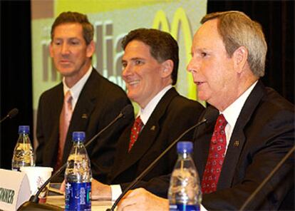 El presidente Charlie Bell (centro), entre Matt Paull (director financiero) y Jim Skinner (vicepresidente).