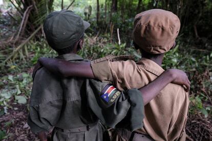 Los exniños soldado Ganiko, de 12 años, y Jackson, de 13 [nombres ficticios], puestos en libertad por grupos armados el pasado mes de abril en Sudán del Sur.