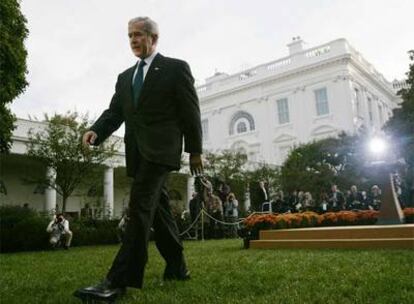 El presidente de EE UU, George W. Bush, en los jardines de la Casa Blanca tras su intervención ante los medios de comunicación.