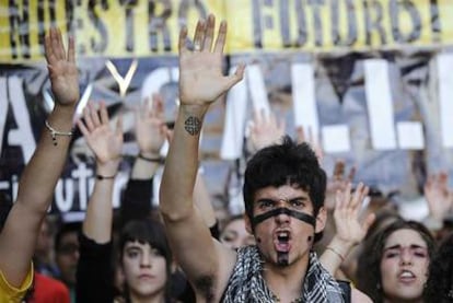 Un joven protesta durante la manifestación convocada por la plataforma Democracia Real Ya!.