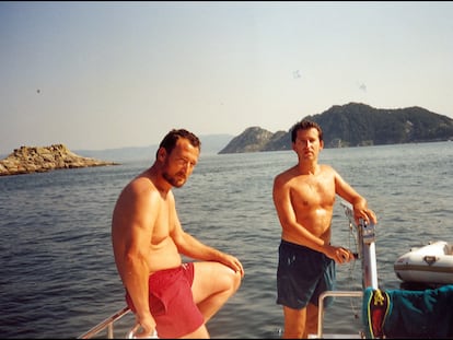 El dirigente popular, Alberto Núñez Feijóo, con el contrabandista Marcial Dorado, en el verano de 1995 en el barco de Dorado en la ría de Vigo.