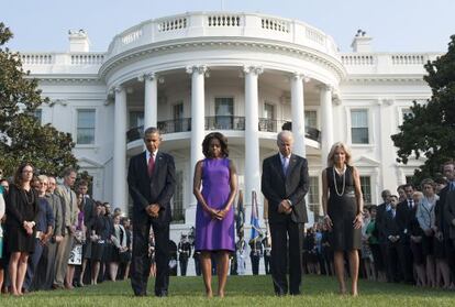 El matrimoni Obama i els Biden, al costat dels treballadors de la Casa Blanca, davant la residència presidencial dels EUA en el 12è aniversari de l'11-S.