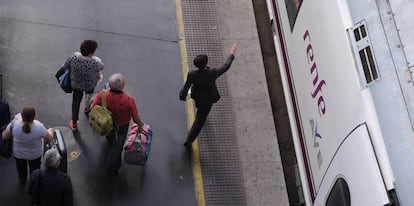 Un grupo de viajeros accede a un tren AVE de Renfe.