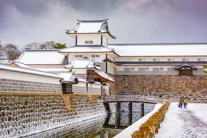 Paisaje invernal en el castillo de Kanazawa (Japón).