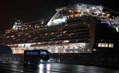 Passageiros são evacuados do navio 'Diamond Princess', onde dezenas de pessoas estão contagiadas.