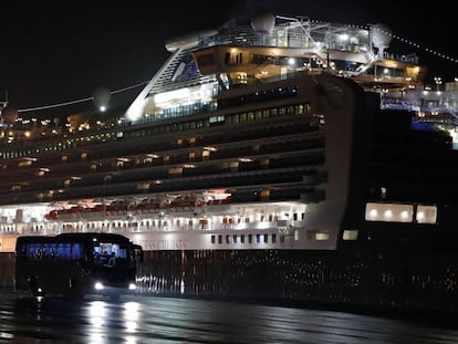 Passageiros são evacuados do navio 'Diamond Princess', onde dezenas de pessoas estão contagiadas.