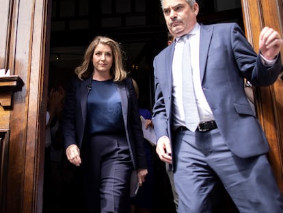 La secretaria de Estado de Comercio del Reino Unido, Penny Mordaunt, sale este miércoles del restaurante londinense donde ha presentado su candidatura a liderar el Partido Conservador.