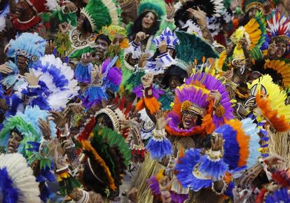 Cada programa tiene una duración de 75 minutos frente a los 82 del año pasado, con no menos de 3.000 personas que caminan con trajes extravagantes, a menudo adornados con plumas, pedrería y lentejuelas.