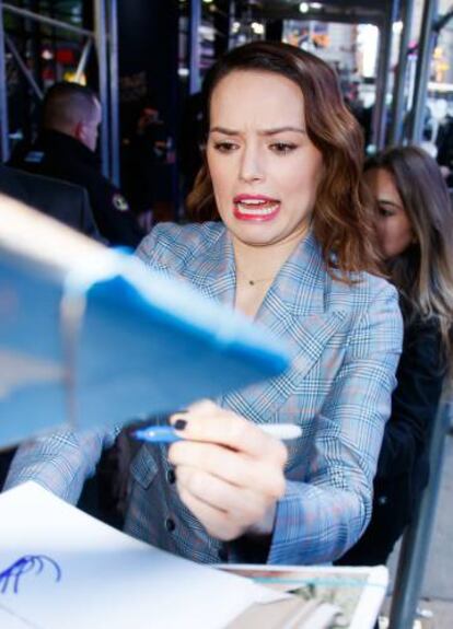 Daisy Ridley, firmando autógrafos el pasado 28 de noviembre en Nueva York.