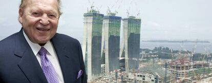 Sheldon Adelson, en 2009 frente a las obras de su de casino en Singapur.