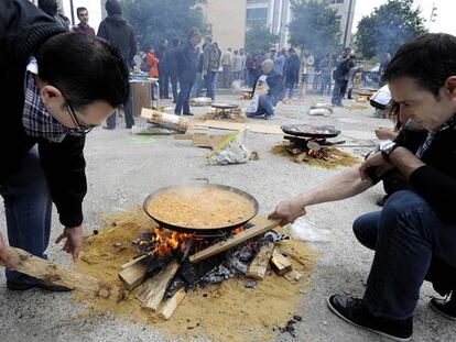 Dos cocineros improvisados, ayer, en el concurso de paellas de la falla Antigua Senda de Senent-Alameda.