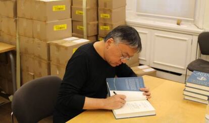 Ishiguro firma ejemplares de 'The Buried Giant'.