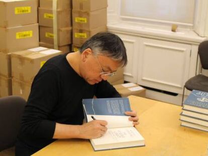 Ishiguro firma ejemplares de &#039;The Buried Giant&#039;.