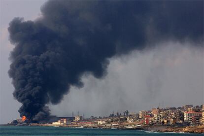 Una nube de humo se eleva desde una subestación eléctrica del sur de Beirut destruida por un misil israelí.
