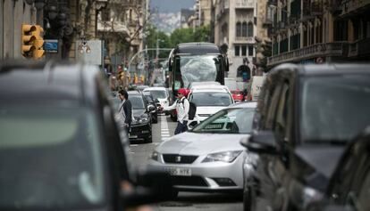 Vianants i vehicles circulen per la Via Laietana de Barcelona