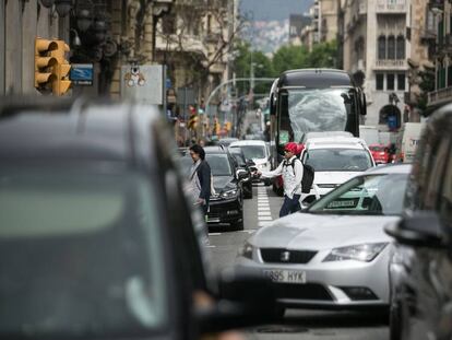 Vianants i vehicles circulen per la Via Laietana de Barcelona